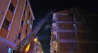 Alevler çatıyı sardı! Ekiplerden anında müdahale