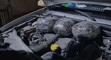 Aracın kaputuna saklanmış halde bulundu!