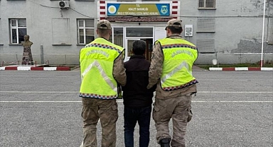 Aranan şahıs yakayı ele verdi!