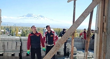 Beton parçası işçilerin üzerine düştü!