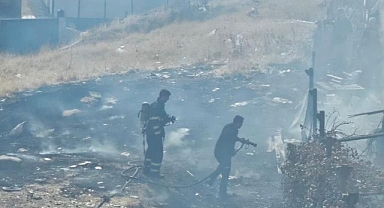 Boş arazide yangın paniği!