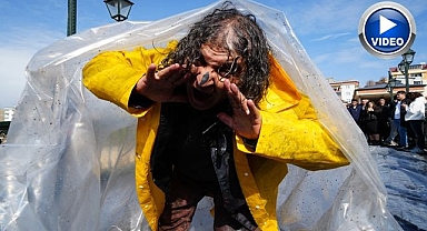 Çılgın profesör yine şaşırttı! Çoruh'un suyuyla arındı