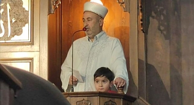 Cuma hutbesine minik misafir: İmamın davranışı takdir topladı