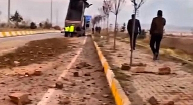 Damperi açık kalan tır kemere çarptı!