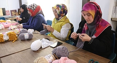 Deprem yaralarını atkıyla sarıyorlar