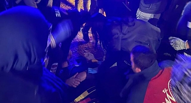 Devrilen otomobilden sağ çıktı!