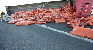 Devrilen tır nedeniyle o yol ulaşıma kapandı