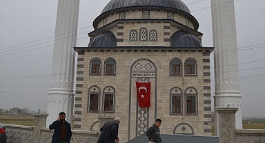 Dualarla ibadete açıldı