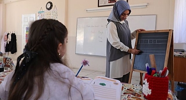 Eline aldığı tahtayla kapı kapı geziyor