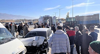 Erzincan’da zincirleme kaza: Askeri araç, otomobil ve traktör çarpıştı