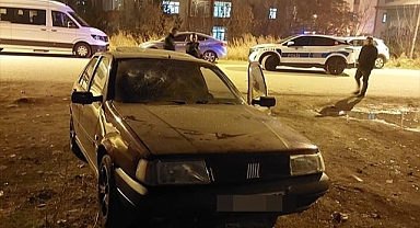 Erzurum'da kanlı gece! Camları kırık otomobilde bulundular