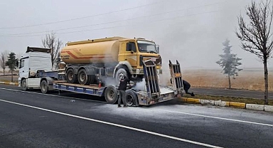 Erzurum’da seyir halindeki tırın tekeri alev aldı!