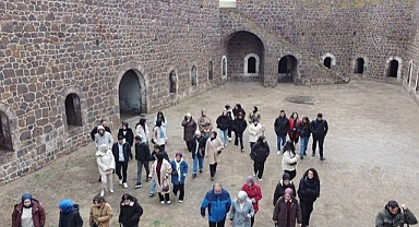 Erzurum'da tarihi mekanda öğrencilere ders