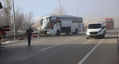 Erzurum'da yolcu otobüsü ile tır çarpıştı
