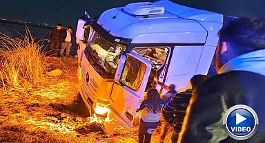 Erzurum'da yoldan çıkan tır tarlaya uçtu!