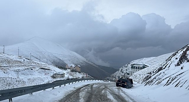 Erzurum'da yüksek kesimlere kar yağdı