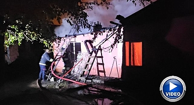 Evde çıkan yangında mahsur kaldılar!