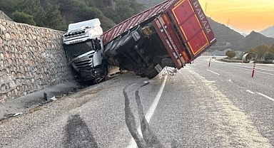 Felakete ramak kala! Kontrolden çıkan tır istinat duvarına çarptı