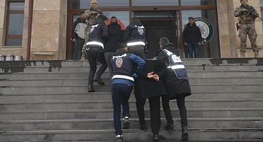 Firari 2 şüpheli suç aleti silahla yakalandı