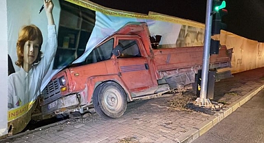 Freni patlayınca olanlar oldu! Önce otomobile sonra bariyerlere çarptı