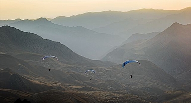 Gökyüzünü yamaç paraşütüyle renklendiriyorlar