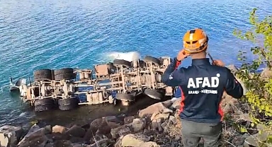 Göle uçan beton mikserinde sıkıştı!