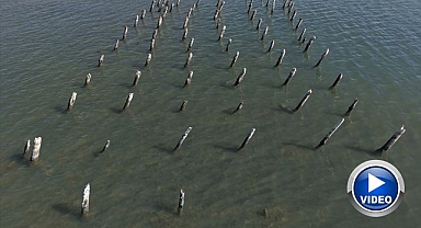 Gölün çekilmesiyle asırlık iskelenin ayakları ortaya çıktı