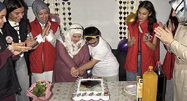 Gönüllü gençlerden down sendromlu kıza sürpriz