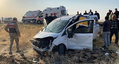 Hafif ticari araç tarlaya uçtu!