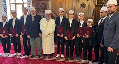 Hafız öğrencilerin belge alma sevinci