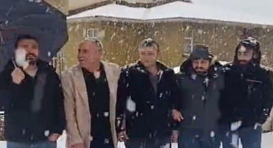 Kar yağışını halay çekerek kutladılar