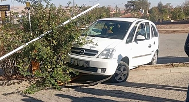 Hastane bahçesine girmek isterken refüje çıktı