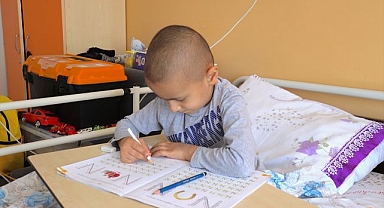 Hastane odasında hayata ve eğitime tutunuyor