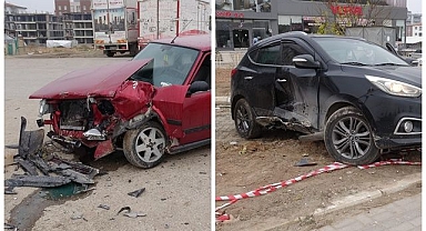 İki araç birbirine girdi! Ortalık savaş alanına döndü