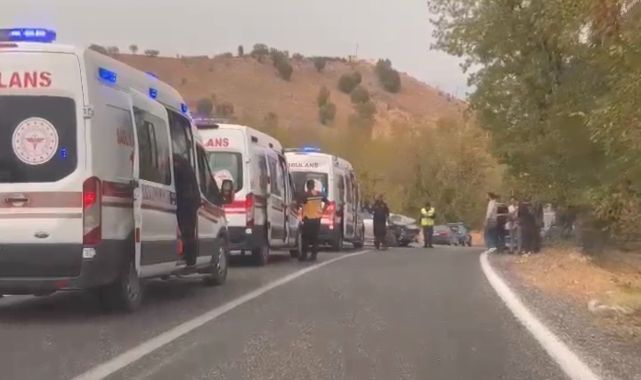 İki araç kafa kafaya çarpıştı!