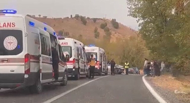 İki araç kafa kafaya çarpıştı!