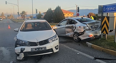 Otomobiller birbirine girdi! Yaralılar var