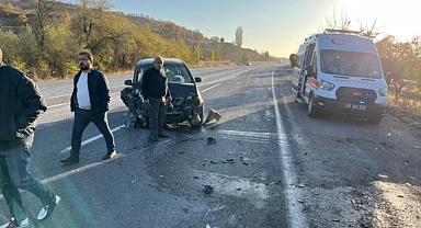 İki otomobil kafa kafaya çarpıştı!