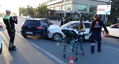 İki otomobil kavşakta çarpıştı