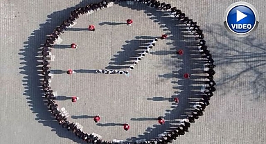 İlkokul öğrencilerinden duygulandıran 09.05 koreografisi