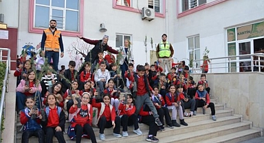 İlkokul öğrencilerine fidan dağıtıldı   