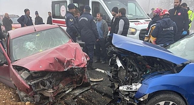 Kafa kafaya çarpıştılar! Araçlar hurdaya döndü