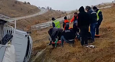 Kamyonet şarampole devrildi!