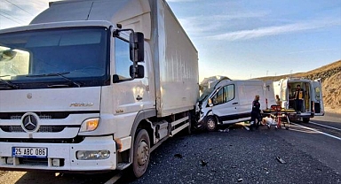 Kamyonete arkadan çarptı! Sürücü araçta sıkıştı...