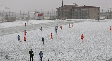 Kar altında mücadele ettiler