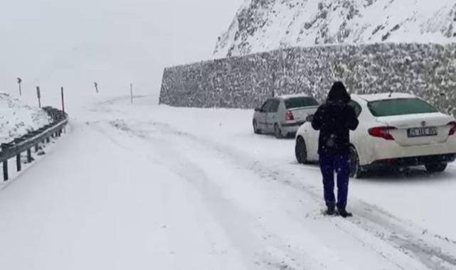 Kar bastırınca... Palandöken geçidinde zor anlar!
