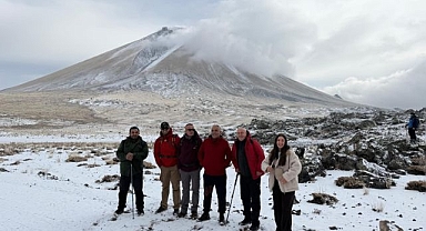 Kar yağışına rağmen dağcılar tırmanışta