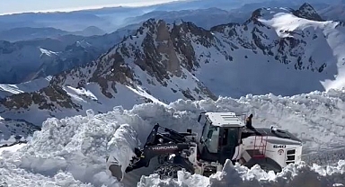 Karla mücadele çalışmaları aralıksız sürüyor   