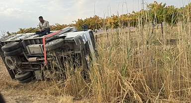 Kayan kamyonet devrildi: Kazayı burunları bile kanamadan atlattılar