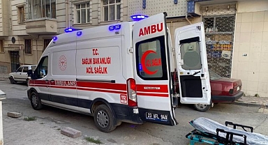 Kendi boğazını kesen kadın ağır yaralandı